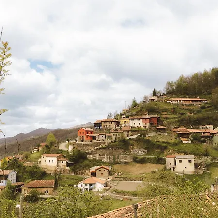 El Carbayu - La Vallicuerra Rurales * 米耶雷斯